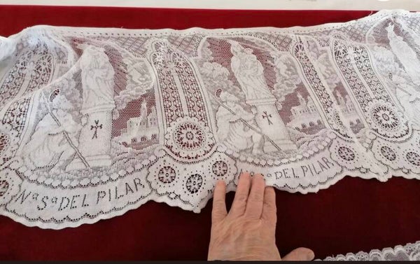 Cenefa de Encaje Sacro – Iconografía y Tradición Textil