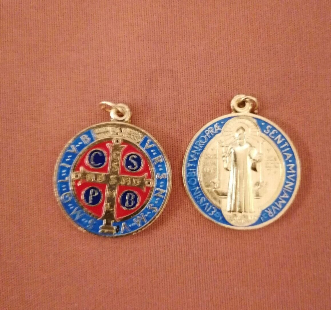 Medalla de San Benito en Color – Protección y Tradición Esmaltada