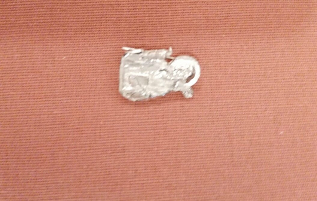 Pin de Solapa Plateado – Devoción y Elegancia Suti