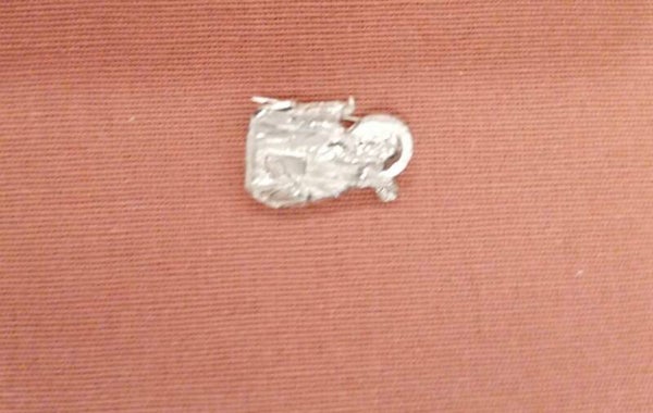 Pin de Solapa Plateado – Devoción y Elegancia Suti