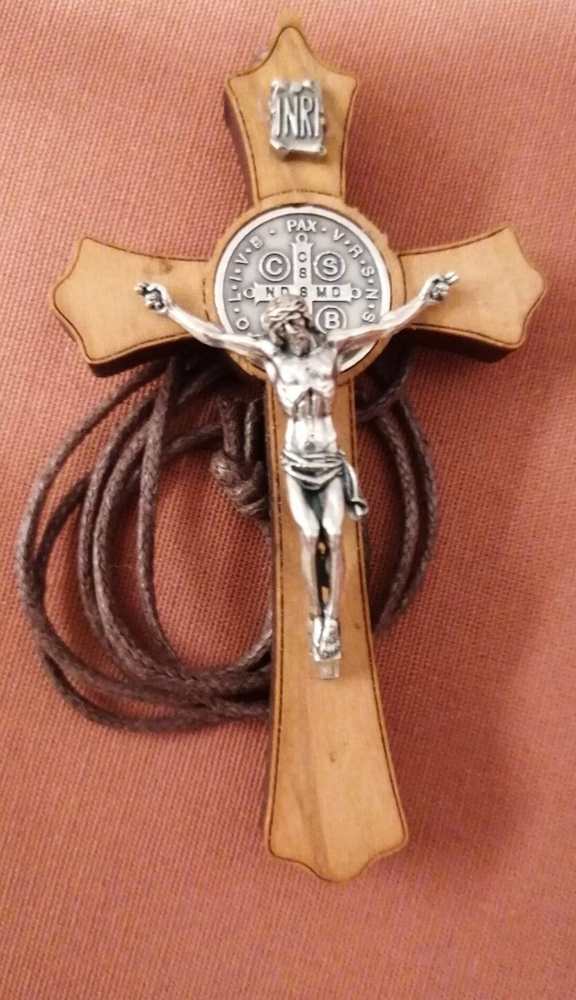 Crucifijo de San Benito en Madera – Calidez Natural y Fe
