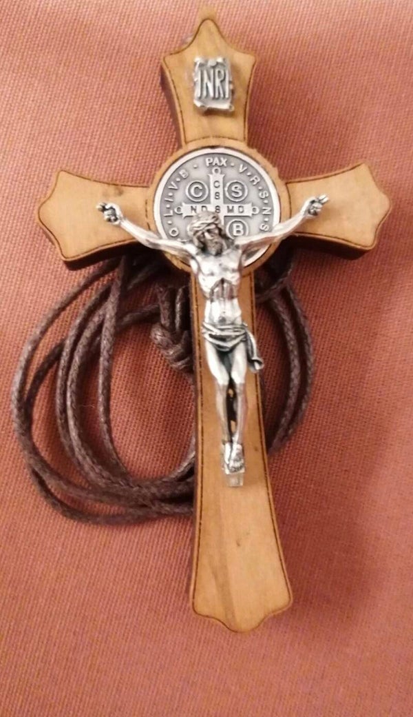 Crucifijo de San Benito en Madera – Calidez Natural y Fe
