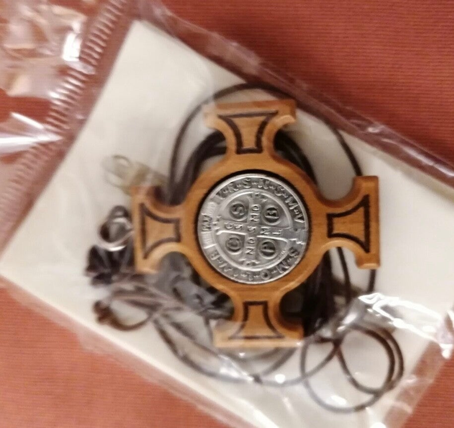 Cruz de San Benito en Madera Calada con Medalla