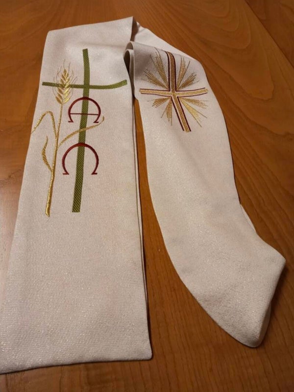 Estola Sacerdotal Bordada – Elegancia y Misterio Eucarístico