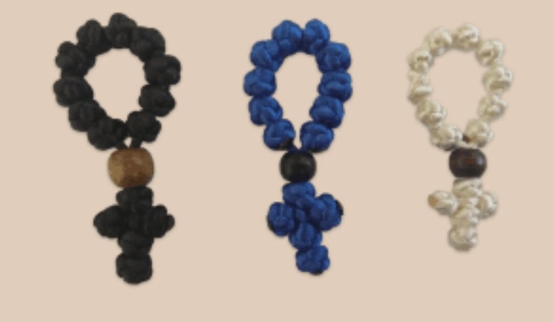 Decenario Artesanal de Nudos – Rosario de Mano con Cruz de Madera – Varios Colores