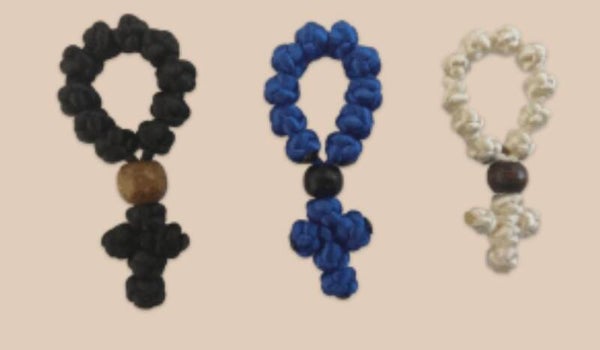 Decenario Artesanal de Nudos – Rosario de Mano con Cruz de Madera – Varios Colores