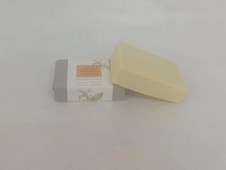 Jabón de Almendra y Caléndula – Regeneración y Calma Natural