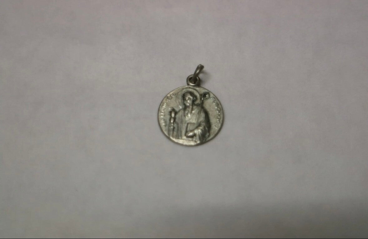Medalla de San Benito en Metal – Protección y Tradición Benedictina