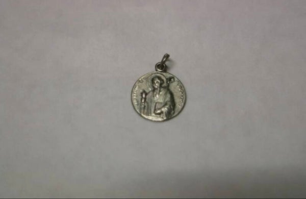 Medalla de San Benito en Metal – Protección y Tradición Benedictina