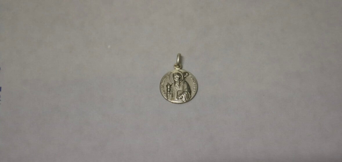 Medalla de San Benito en Plata – Nobleza y Protección Sagrada