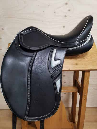 Exclusiv dressuurzadel 17,5 inch nr 652