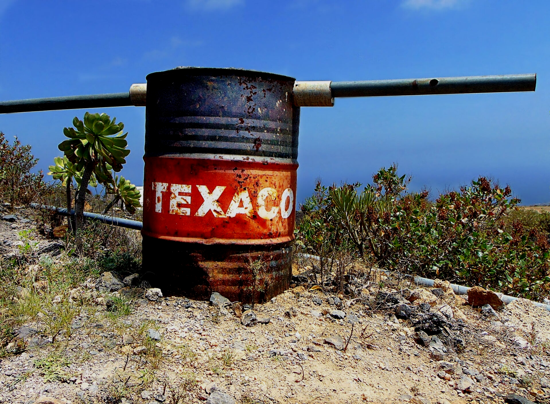 Altes rostiges Texaco-Fass, vor blauem Himmel, Teneriffa