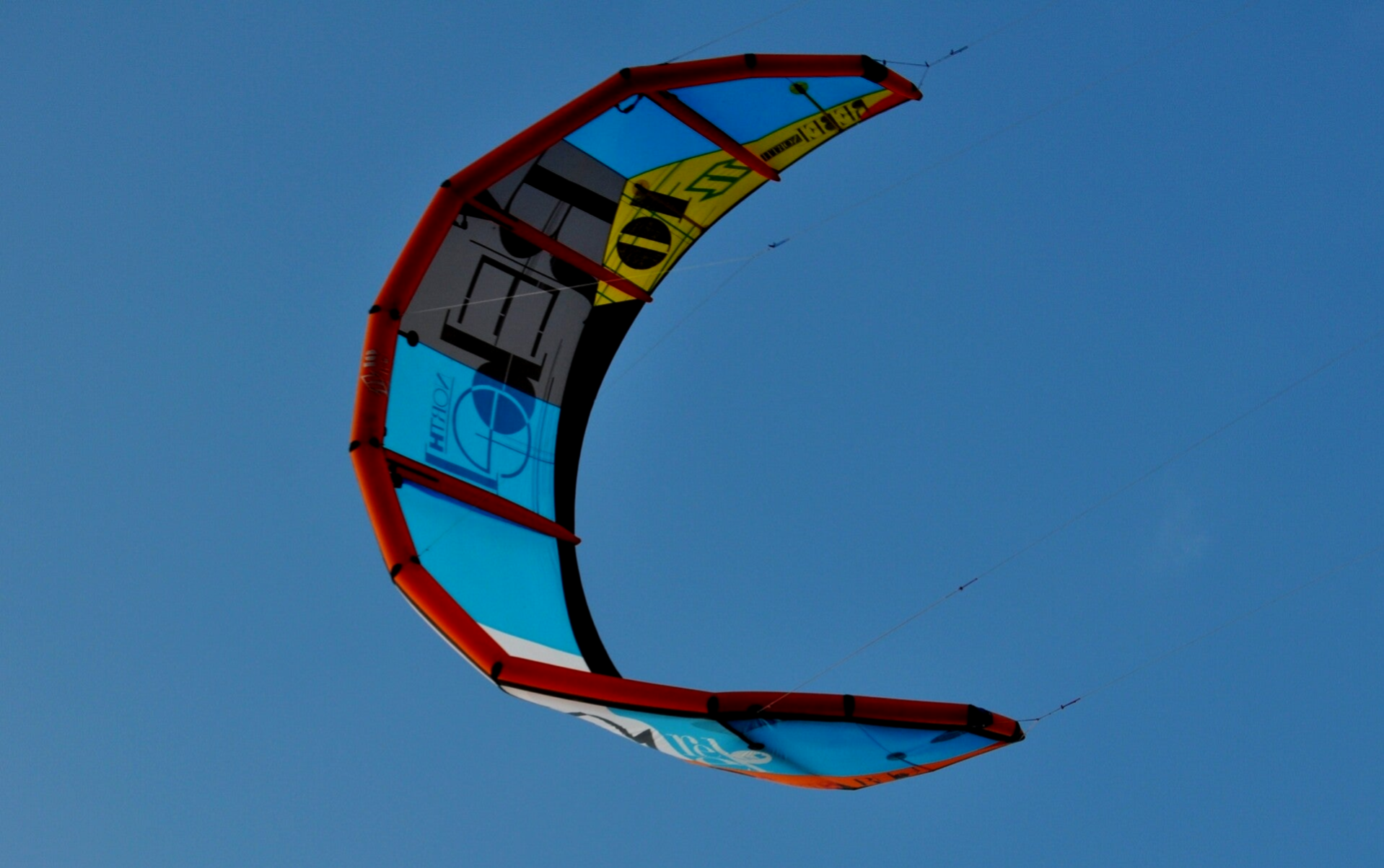 Buter Kite vor blauem Himmel, Teneriffa, Strand von El Médano