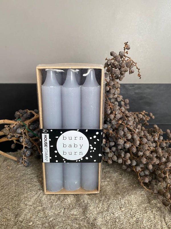 Kaarsen van Housevitamin "burn baby burn" grijs