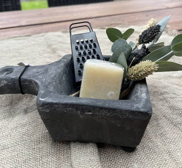 Stenen Schaaltje Met Droogbloemen, Amberblok en Minirasp