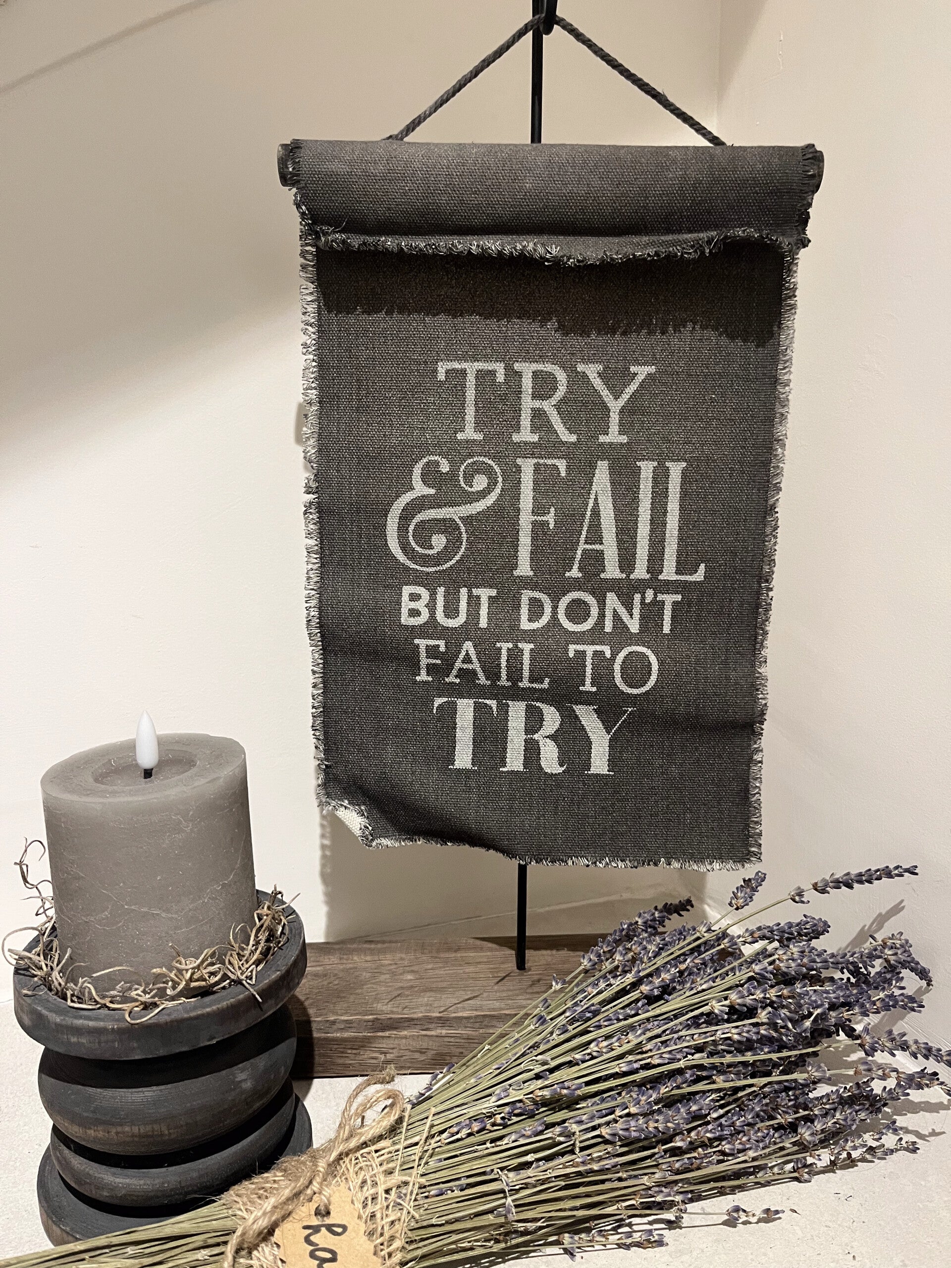 Doek met Tekst "Try & Fail, But Don't Fail To Try" op standaard