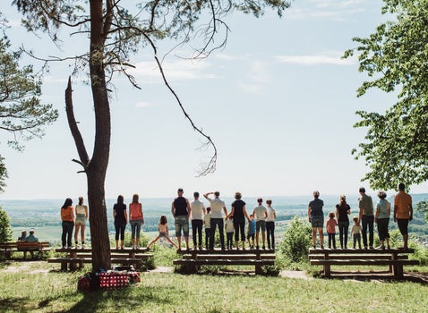 Foto Großfamilie von hinten in der Natur