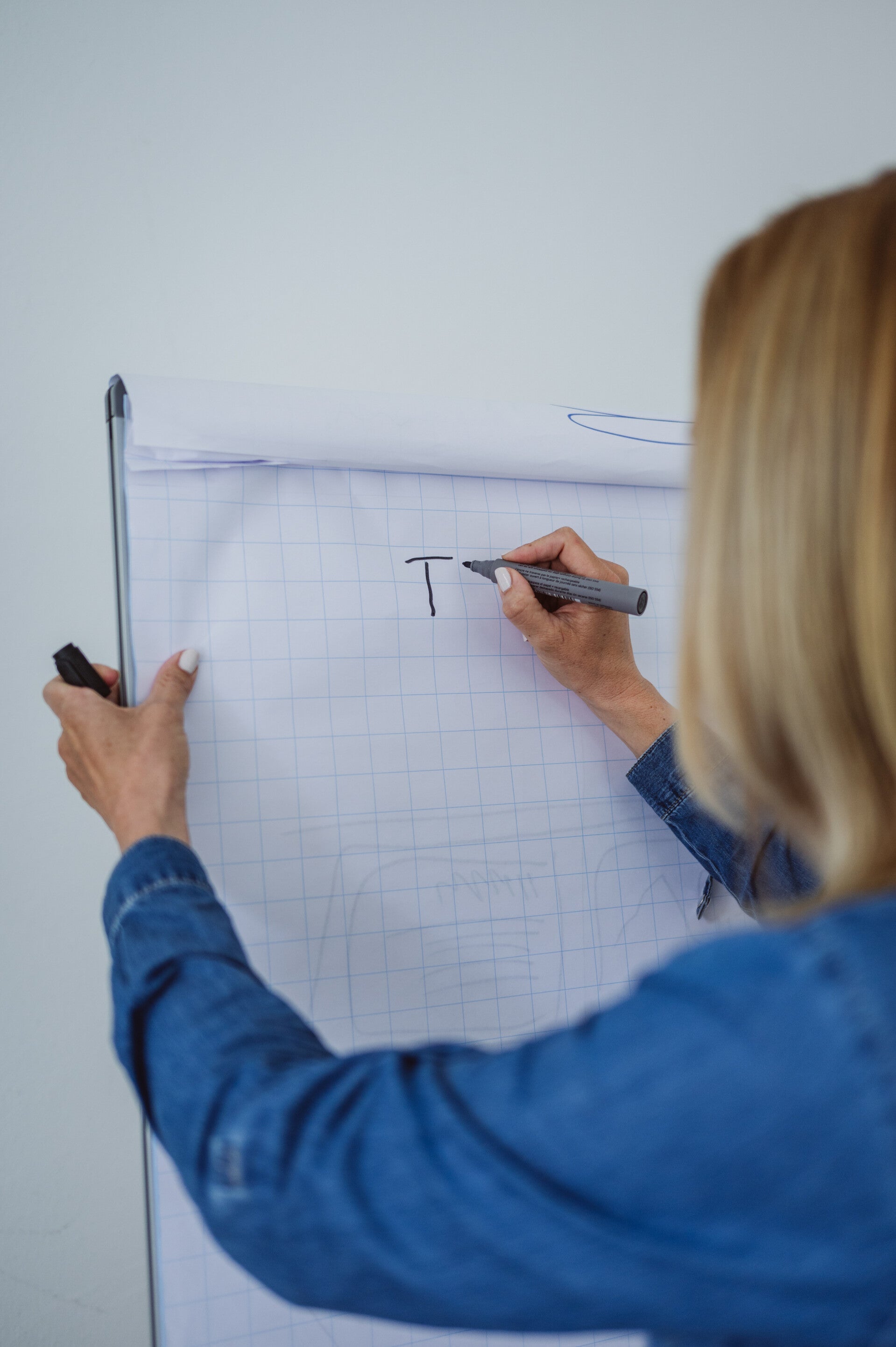 Foto Mediatorin schreibt auf Flipchart