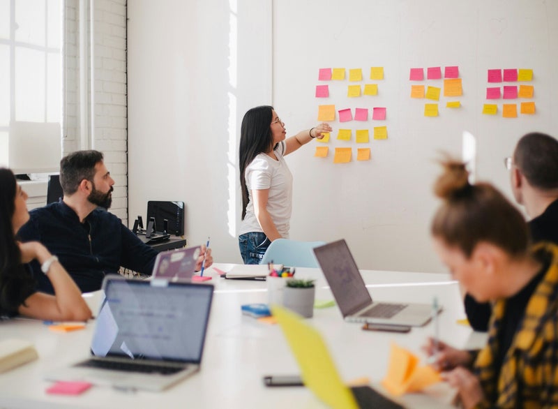 Foto Besprechungssituation mit Whiteboard
