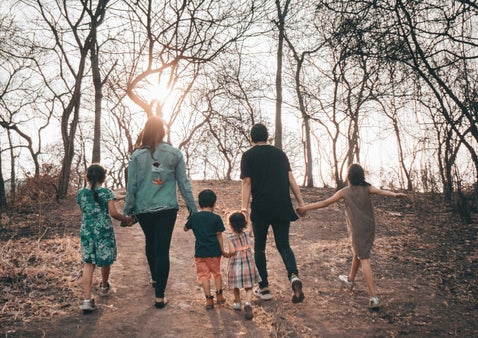 Foto Familie geht durch den Wald