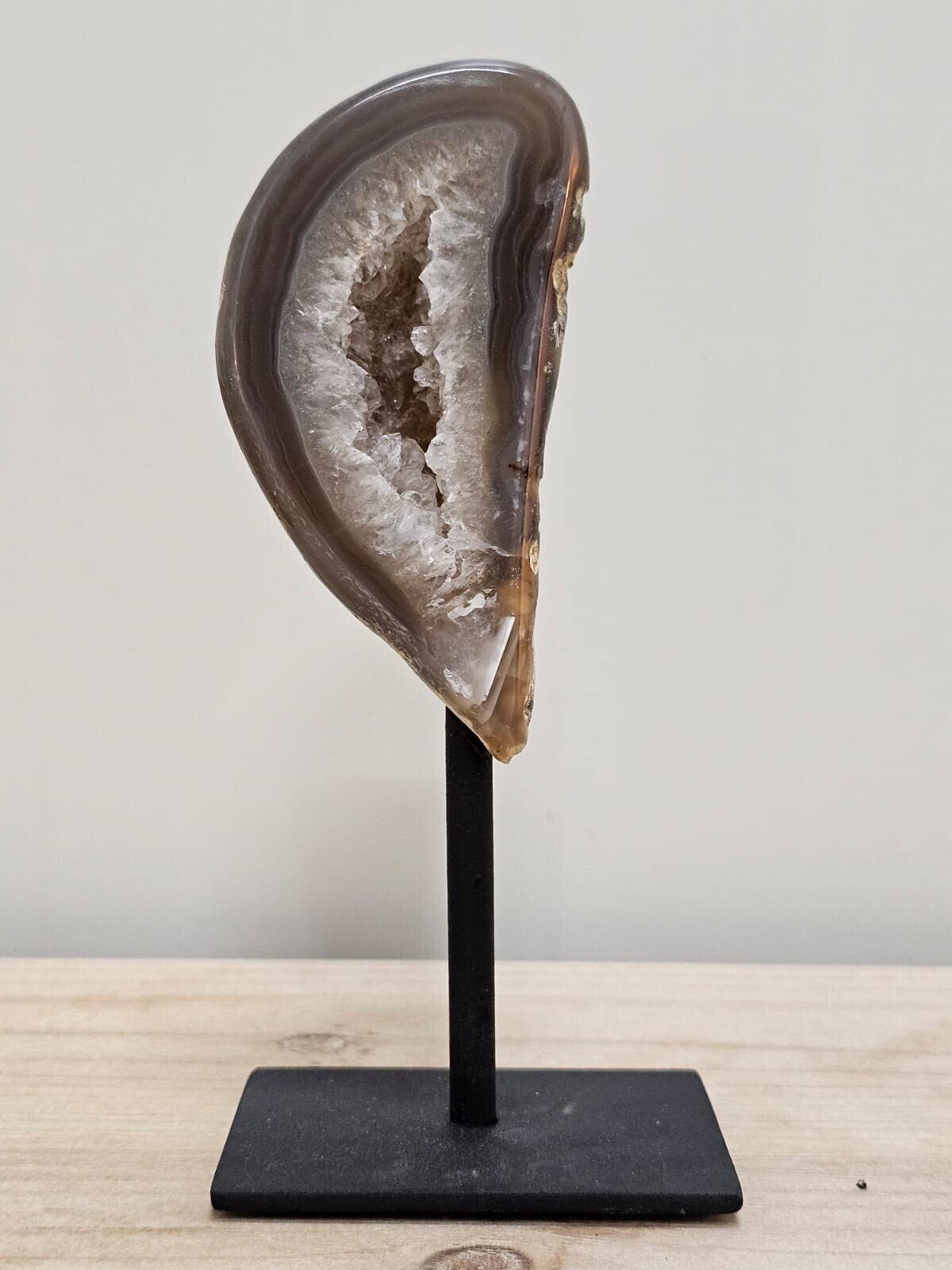 Agaatgeode op staandaard hoog