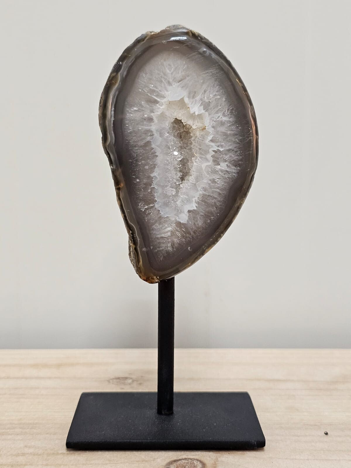 Agaatgeode op staandaard hoog