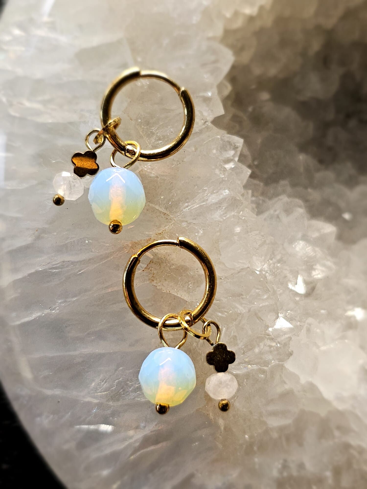 Creolen Opaliet met klavertje Hematiet