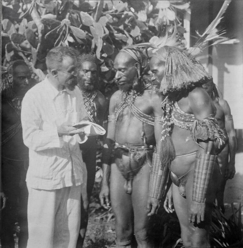 Erfgoedcentrum Sint Agatha AR-P027 10210 Doos 1 -   P Verhoeven laat enkele mannen een tijdschrift bekijken