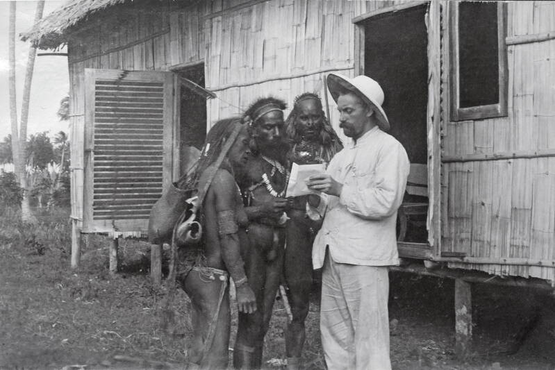 AR-P027 10210 Doos 1 - Pater Coppers met een drietal Marindezen - Foto H Nollen MSC 1906-1908