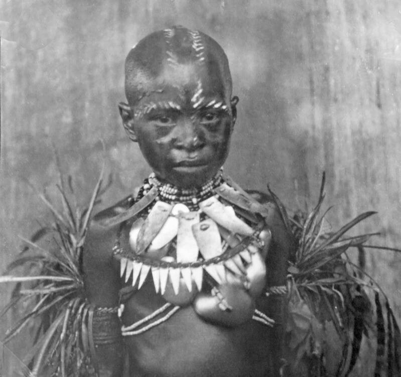 10210 Doos 2 - Opgetuigde Marind jongeling