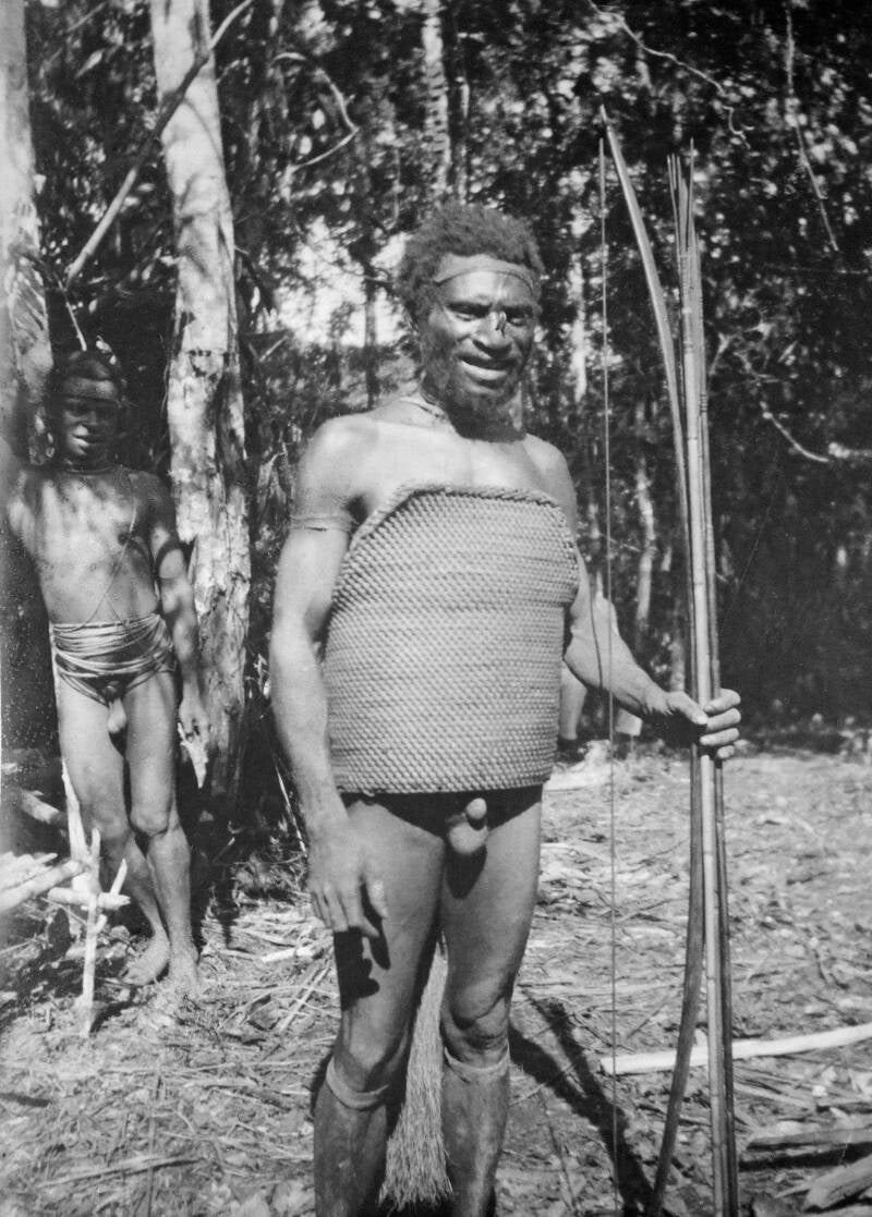 AR-P027 10210 Doos 3  -  Man van de Digoel met borstpantser