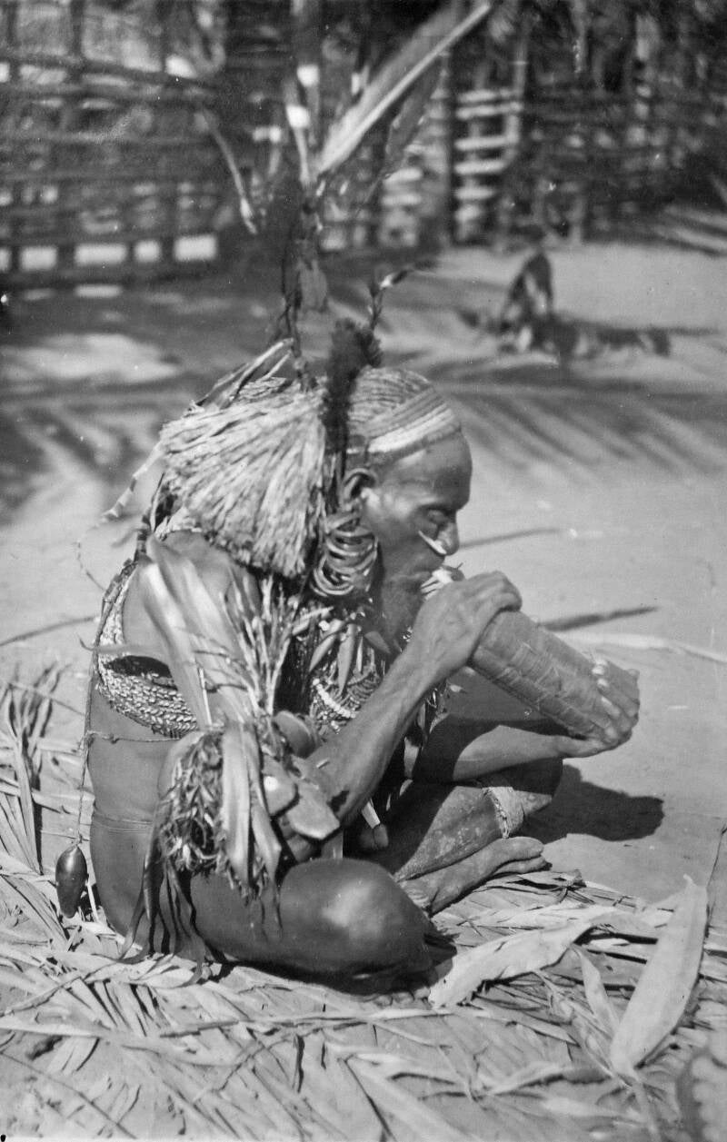 AR-P027 10210 Doos 3  -  Rokende man in Toebai Digoelrivier (grensgebied Merauke-Boven Digoel