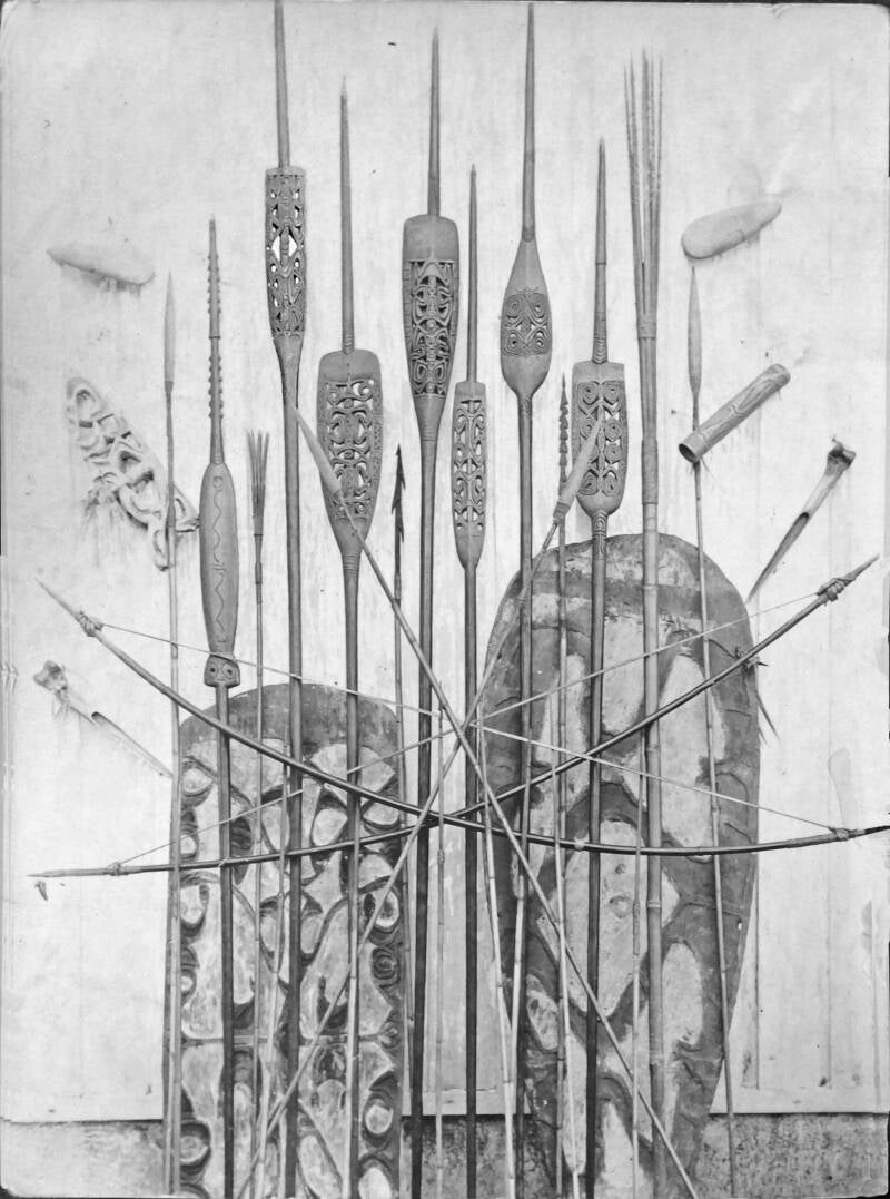 Asmat etnografica 10210 Doos 3  - Wapens bijlen blaashoorn en een voorstevenversiering van de Oetoemboewee-rivier 1906 