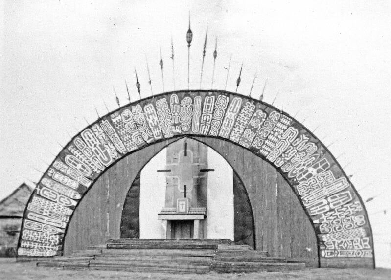 Boelaars Mappi 20213 Serie BI-194 Nieuwe kerk van Kepi - opening van het openluchtaltaar met een stralenkrans van Yahray (Jaqai/Yaqai) schilden en speren. Juli 1951