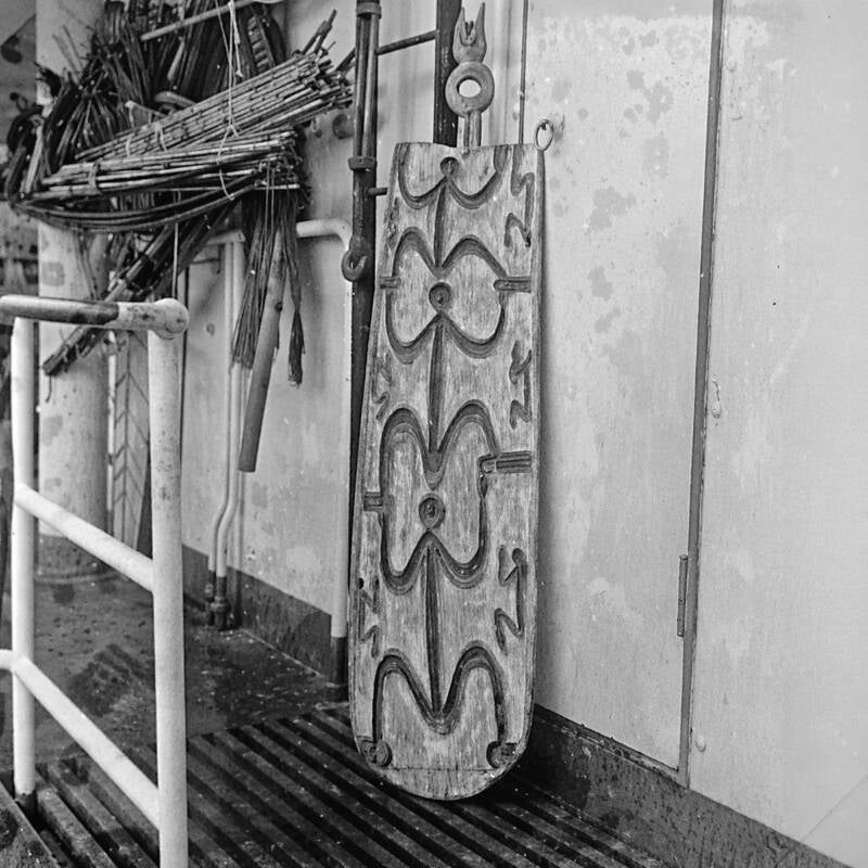 Boelaars Asmat 20213 Serie BI-663 Schild van de Asmat-mensfiguur en haar stilering 
