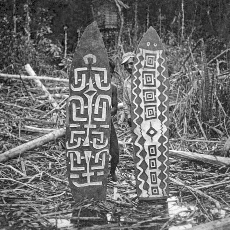 Boelaars Mappi Asmat Citak Tjitak 20216 Serie BIV-2368 Schilden aangetroffen door P van Dongen bij Tjitak-mensen in 1955 