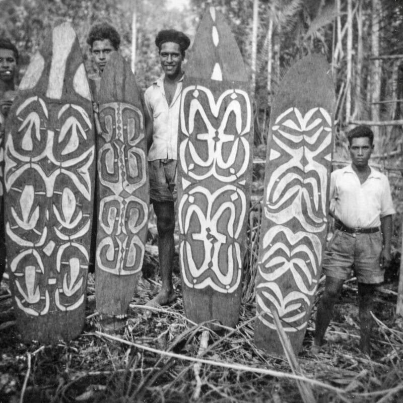 Boelaars Mappi Asmat Citah Citak Tjitak20216 Serie BIV-2371 Schilden aangetroffen door P van Dongen bij Tjitak-mensen in 1955