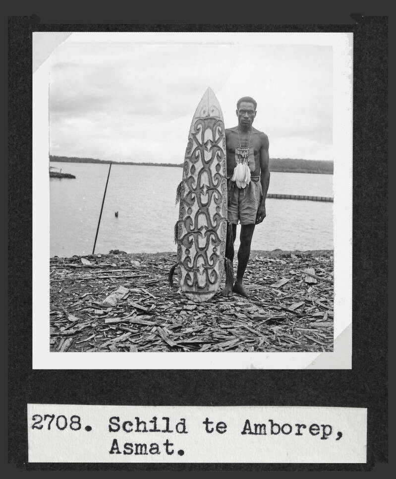 Boelaars Asmat 1954 20217 Serie BV-2708 Schild te Amborep fotoalbum
