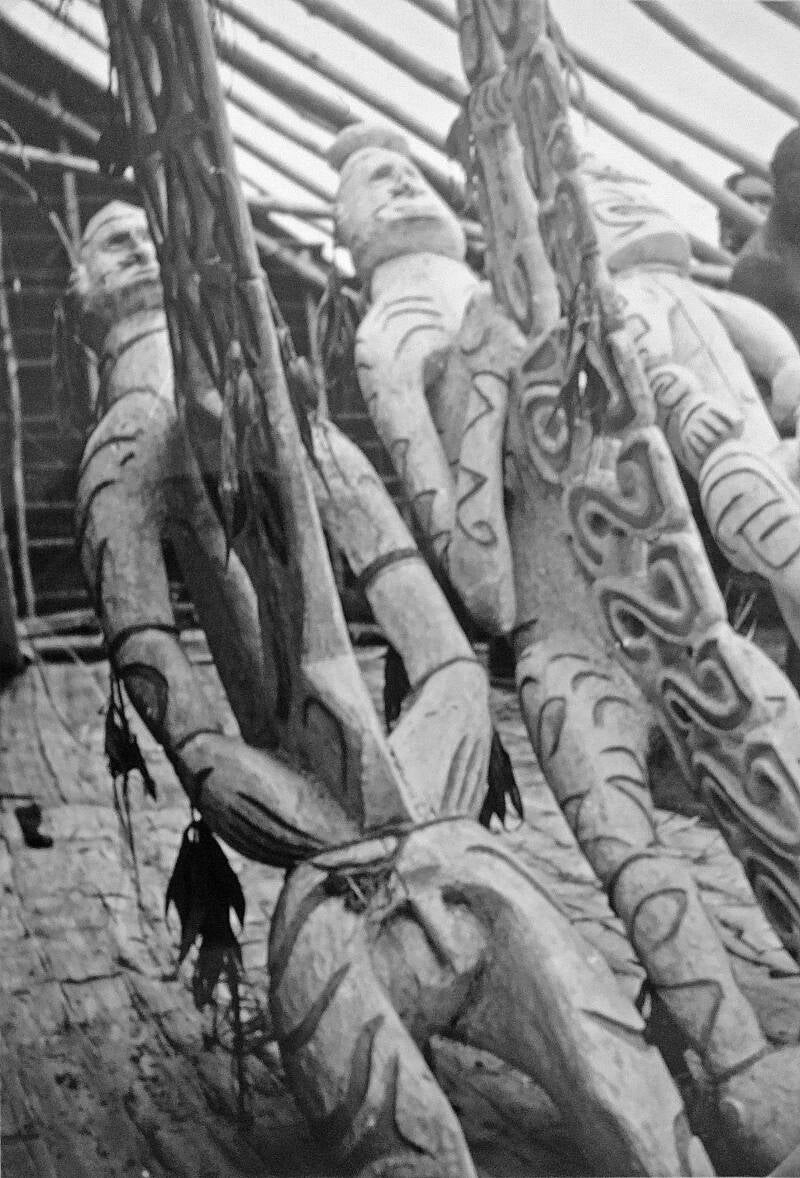 Kees van Kessel etnografica vliering 20219 Serie KI-217 Bisjpalen van opzij - met ajour bewerkte uitsteeksels - bisj-tsjemen