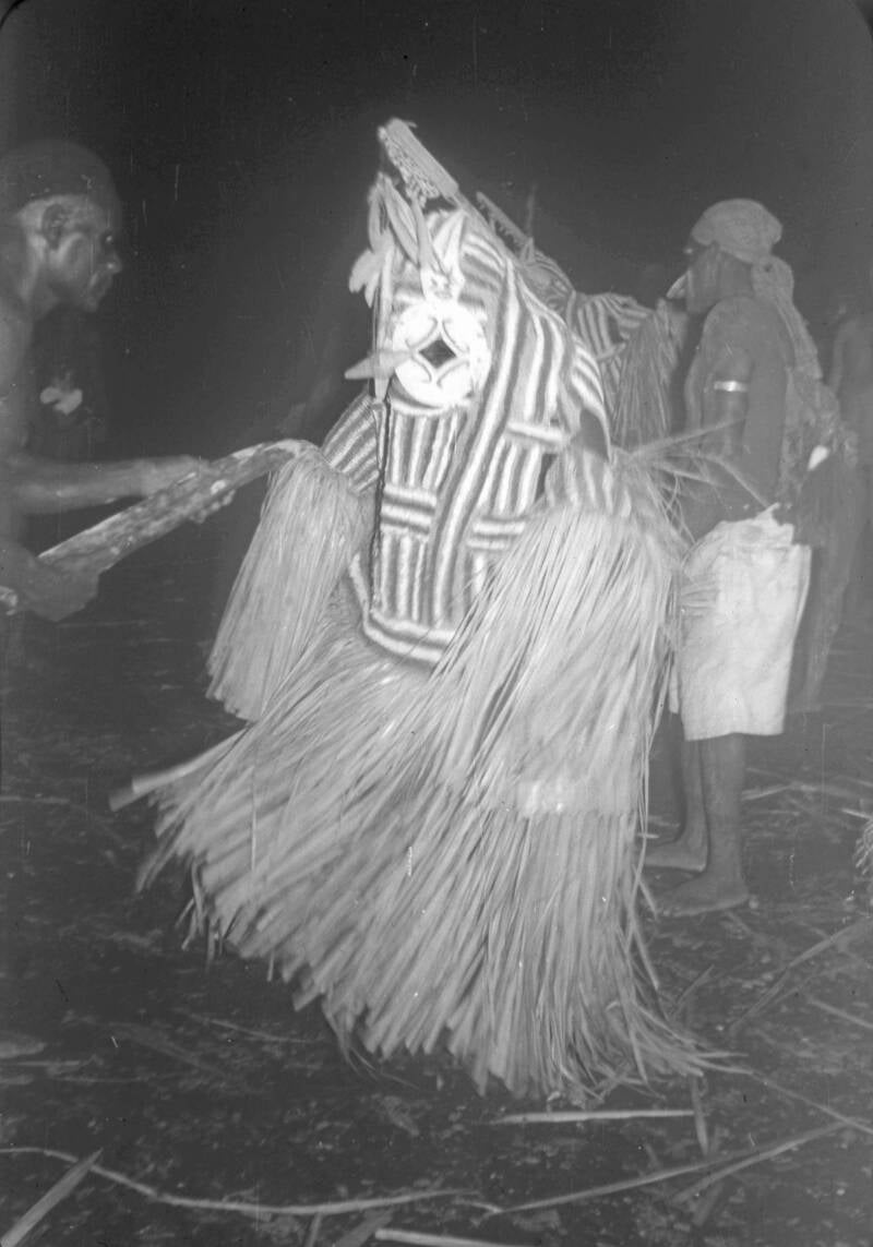 K572/BD-216-097 Een van de jipae-maskers in het volle blitz-licht van Sten Bergmann