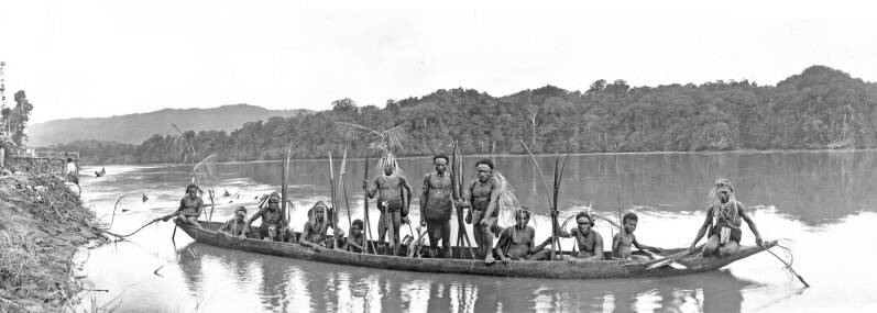 TM-60041094  Portret van een groep Kauwera Papoea's uit Pisano in een prauw op de Mamberamorivier bij het Albatrosbivak