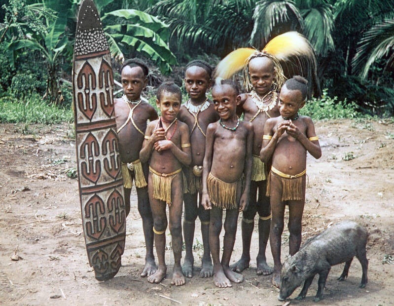 Mappi kinderen met varkentje. Foto Arie Vriens, collectie Piet van Mensvoort.