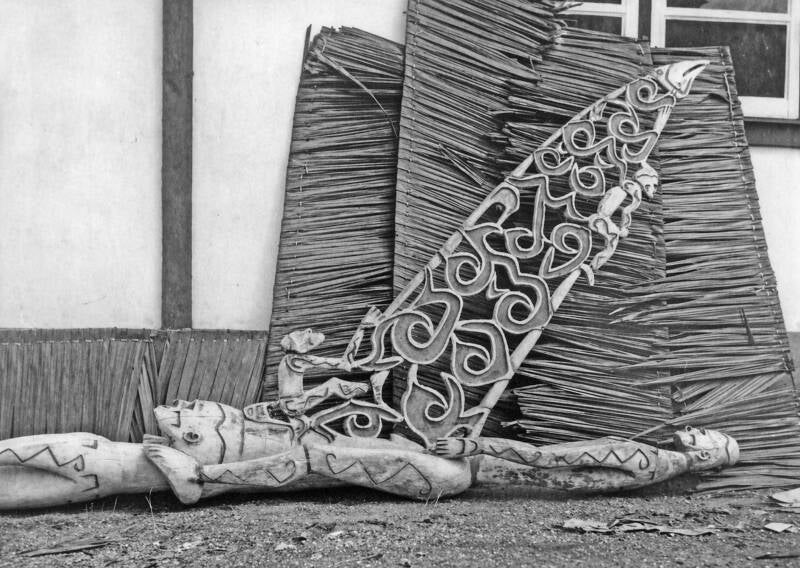 Boelaars Asmat AR-P027 20167-35 Deel van een bisjpaal tegen de bengkawans