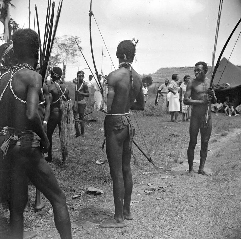 Arfakkers op Koninginnedag Manokwari 1950 PKN diapositief DSC_7877