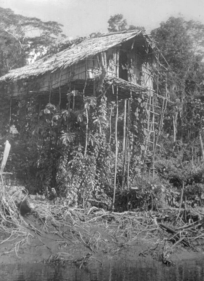 Filmexpeditie Gaissea Kees van Kessel BD-216-029 20219 Serie KI-339  Bouwvallig Awju huis aan de Ajip-rivier