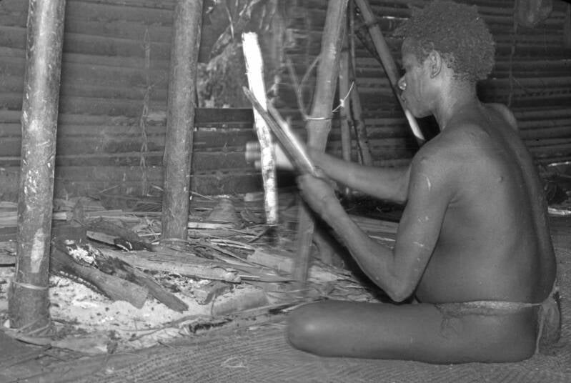 Kees van Kessel BD-216-241 Garnalen of Sagowormen worden in een opgerold blad geroosterd