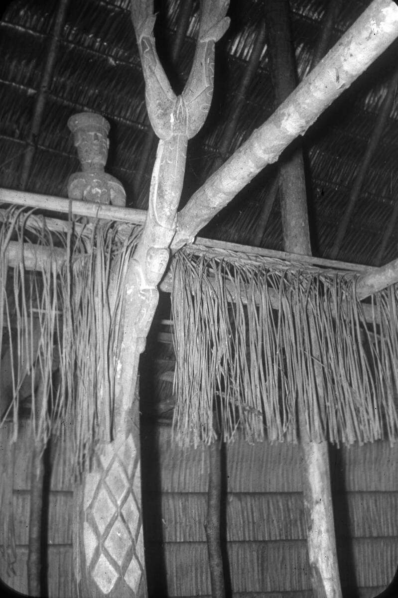 Kees van Kessel diapositief BD-216-147 pilaar stookplaatsVersierde steunpalen in het vrijgezellenhuis (Jasü).