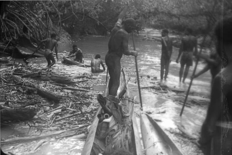 Kees van Kessel K285/BD-216-232 Het opruimen van obstakels in een kleine kali (Arowotsj).