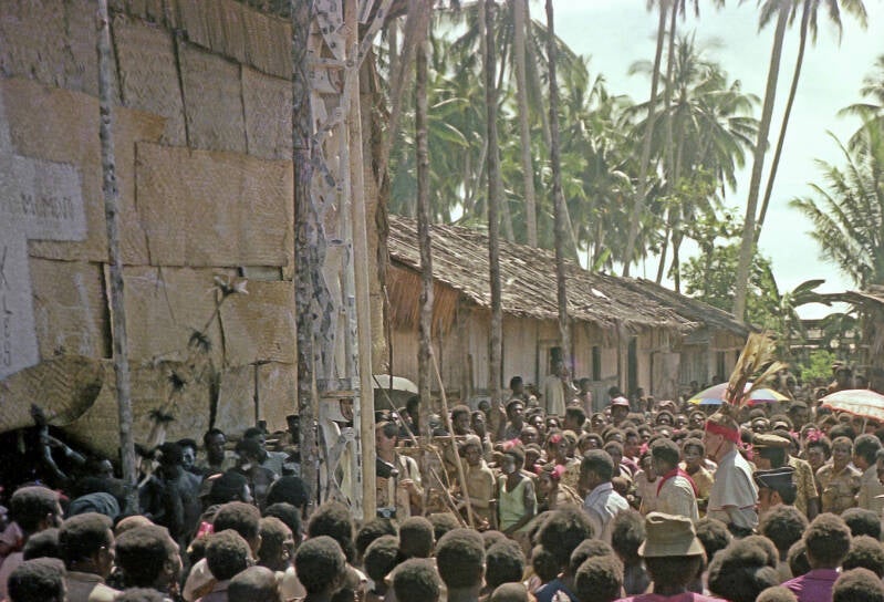 Bisschop Munninghoff met de Kamoro menigte bij de Mbitoro Album1-58-025 uitsnede 