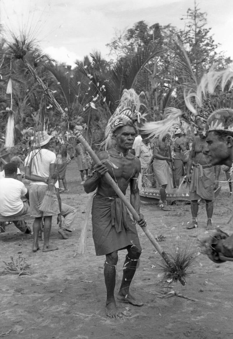 Sentani Dansfeest F.C. Kamma D69-Map238 Kamma  012